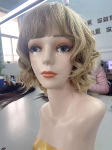 Perruque complète bouclée en cheveux Remy <span class=keywords><strong>13x4x1</strong></span> de 12 pouces pour femmes, avec dentelle transparente, densité 120%, vente en gros - Product Image 1