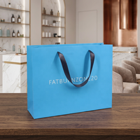 Sacs de shopping en papier de marque haut de gamme avec impression de logo personnalisée élégante pour clinique de laser cutané