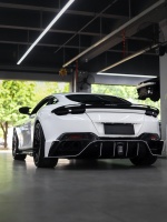 Pour Ferrari Roma : Kit carrosserie en fibre de carbone style M (incluant pare-chocs, capot, aileron arrière et jupes latérales).