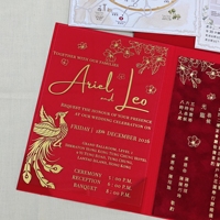Ensemble d'invitations de mariage de luxe rouge à trois volets, motif floral personnalisé en feuille d'or Dragon Phénix, carte d'invitation bilingue anglais-chinois