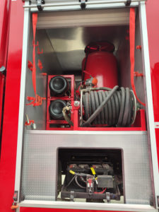 Camion de pompiers à poudre sèche économique avec cabine simple et pompe centrifuge pour la protection incendie des routes rurales et municipales - Product Image 4