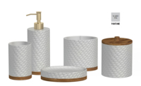 Motifs de treillis marocains en relief Ensemble d'accessoires de salle de bain pour toilettes blanches avec ensemble de bain en bois brûlé brun foncé