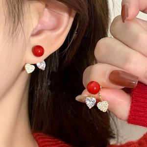 Boucles d'oreilles tendance pour femmes en forme de cœur rouge en zircon, clous d'oreille avant et arrière avec design personnalisé, bijoux en perles doux et mignons - Product Image 2