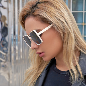 Lunettes de soleil polarisées surdimensionnées pour femmes, protection UV400, classe 2, monture noire, verres PC, style tendance - Product Image 1