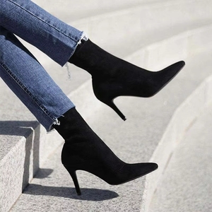 รองเท้าบูทข้อเท้าสไตล์เรโทรสำหรับฤดูใบไม้ร่วงและฤดูหนาว รองเท้าส้นสูงสำหรับผู้หญิง ดีไซน์ปลายแหลม ส้นบาง ทันสมัยและมีสไตล์ - Product Image 4