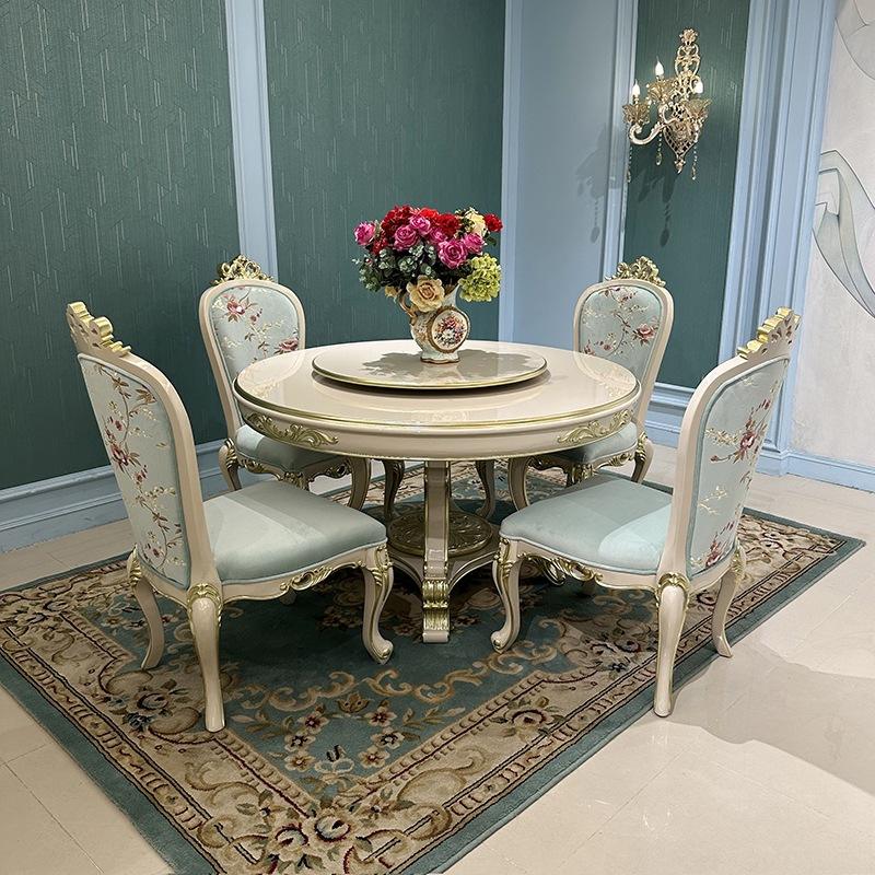 Une table et quatre chaises (1,2 m)