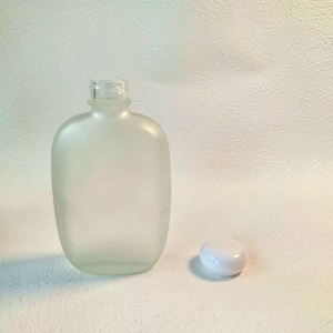 Nouvelle conception 2025 – Bouteille en verre dépoli plate et ronde de 250 ml avec bouchon à vis et diffuseur à bâtonnets pour bière/vin/eau, en boîtes - Product Image 4