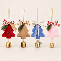 Ornement suspendu en peluche cloche de Noël avec nœud et accent en feuilles persistantes