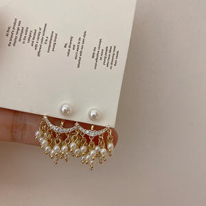 Venta al por mayor nueva gama alta latón moda coreana pendientes declaración pendientes perla Stud pendientes mujer joyería - Product Image 2