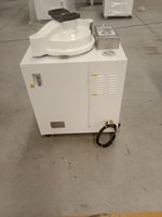 Machine à vapeur verticale VS-80C avec écrans LED et réservoir d'eau, utilisée en laboratoire