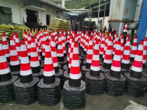 Cône de signalisation routière réfléchissant en caoutchouc Modèle LZ-454 pour la gestion routière, panneau d'interdiction de stationnement, panneau d'avertissement, panneau de signalisation en forme de seau à <span class=keywords><strong>glace</strong></span>, fabriqué à Qingdao - Product Image 5