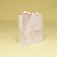 Sac en carton rose personnalisé de luxe avec logo imprimé pour magasin de vêtements, emballage cadeau avec ruban, matériaux recyclés