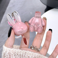 Gros lapin poudre lèvres crème rouge à lèvres Cosmétique surface mate délicate apparaît blanc et couleur Cosmétique