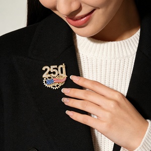 Broche commémorative patriotique en alliage de zinc incrustée de diamants pour le 250e anniversaire de l'indépendance des États-Unis 2026 - Product Image 4