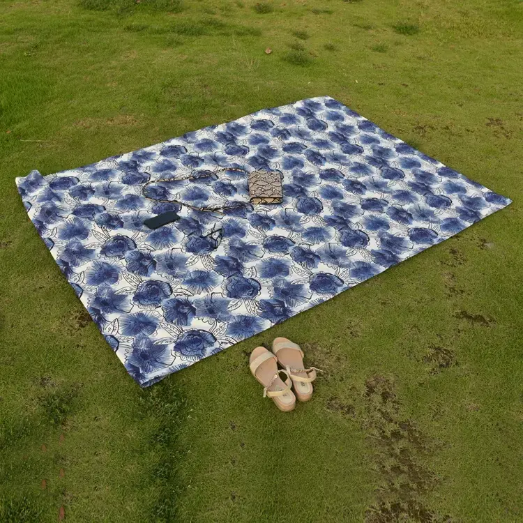 Vente en gros de tapis de pique-nique bleu résistant à l'eau pour l'extérieur tapis de pique-nique imprimé pliable et imperméable avec poignée en cuir