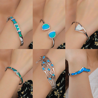 Bracelet en opale enchanteur en argent 925: le feu pastel brille dans la pierre, encadré par de l'argent, la beauté qui bouge à chaque geste