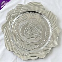 Assiette de présentation tendance en plastique argenté avec motif floral 3D en relief, bordure à pétales superposés, pour la décoration de table de mariage ou de fête
