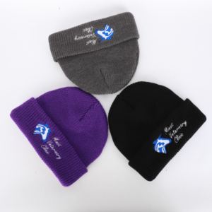 Bonnet crâne en acrylique tricoté avec logo personnalisable pour l'hiver avec broderie de créateur pour les voyages et les activités de plein air - Product Image 2