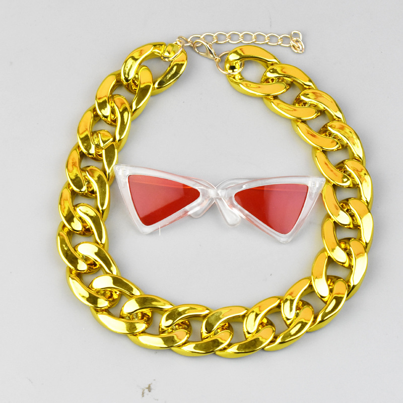 Collar triangular rojo