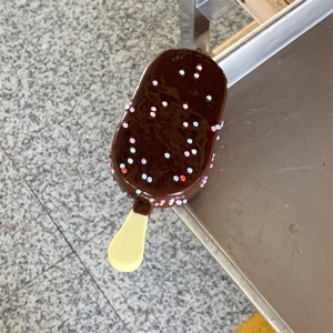 ของเล่น PU เหมือนจริง ทำมือ รูปไอศกรีมเคลือบช็อกโกแลต รสสตรอว์เบอร์รี โรยด้วยเกล็ดสีรุ้ง - Product Image 5