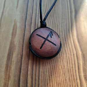 Collar con colgante de cuentas grabado personalizado, Runa nórdica vikinga, cadenas de madera hechas a mano, collar de madera - Product Image 4