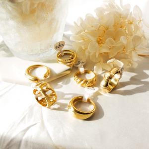 Anillo de Lujo Ligero, Impermeable e Hipoalergénico, Chapado en Oro de 18k sobre Acero Inoxidable, Resistente al Óxido, Unisex - Product Image 1