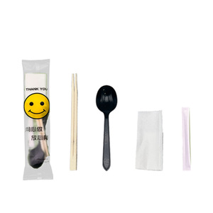 Kit repas jetable 4-en-1 avec visage souriant : couverts, baguettes, cuillère, serviette et cure-dents pour emballage à emporter - Product Image 3