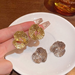 Boucles d'oreilles clous torsadées en alliage de zinc plaqué or, design de luxe, texture irrégulière, charme géométrique classique haut de gamme pour femme - Product Image 2