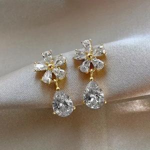 Pendientes colgantes E3760 con flor dorada y cristal de corte pera con engaste de diamantes de imitación para mujer, estilo romántico para fiestas. - Product Image 3