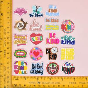 Charm per Scarpe Personalizzati 'Be Kind', Spille Ispirazionali con Slogan, Accessori Anti-Bullying per Zoccoli, Vendita all'Ingrosso - Product Image 3