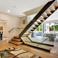 Escalier intérieur monobloc de style européen moderne avec garde-corps en acier, bois et verre, sur mesure, à double poutre oblique