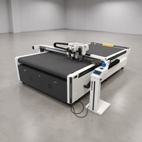 Machine de découpe et de rainurage numérique à table plate CNC pour carton ondulé avec alimentation automatique et couteau oscillant