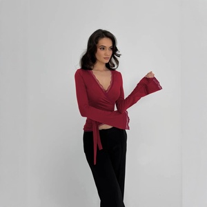 T-shirt slim a <span class=keywords><strong>maniche</strong></span> lunghe da donna, camicetta con scollo a V in tinta unita con bordo in pizzo e laccio decorativo - Product Image 2