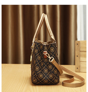 Sac <span class=keywords><strong>à</strong></span> main en cuir PU marron monogrammé avec poignée supérieure et bandoulière amovible, quincaillerie dorée, idéal <span class=keywords><strong>pour</strong></span> le bureau - Product Image 2