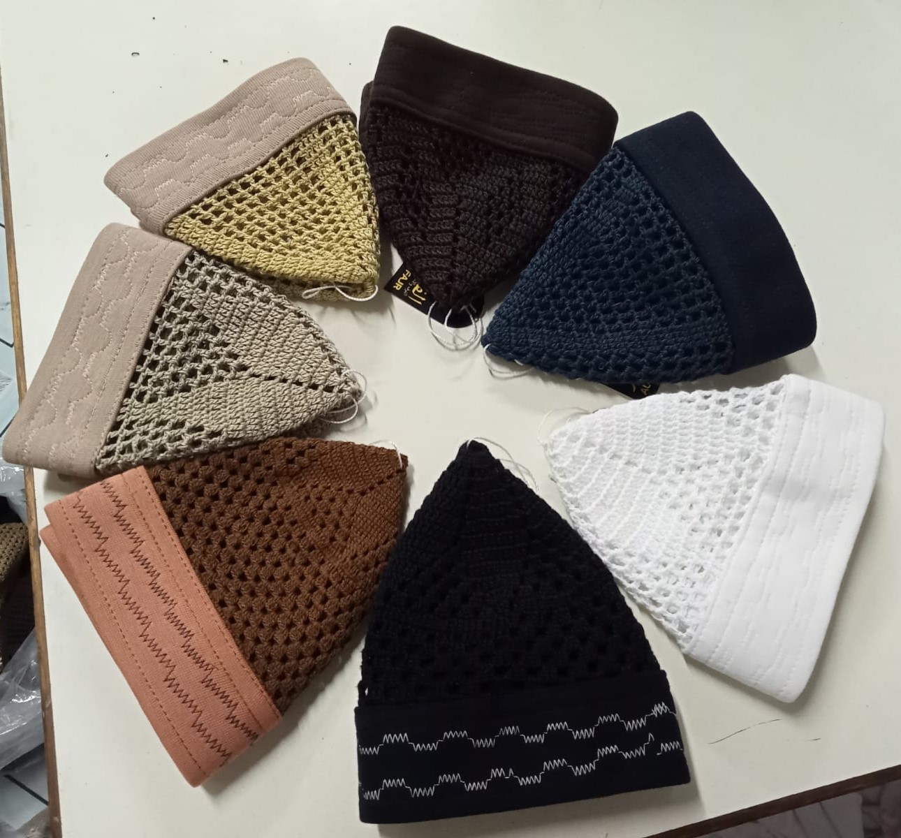 Cappello Kufi Musulmano Grigio Scuro, Modello Medinah Ricamato, Doppio Strato In Cotone. Fatto A Mano In Indonesia, Leggero E Packable.