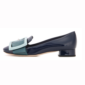 La grande fibbia elegante progettata da ufficio di recente decora le <span class=keywords><strong>scarpe</strong></span> <span class=keywords><strong>eleganti</strong></span> da donna con tacco basso in pelle verniciata <span class=keywords><strong>blu</strong></span> - Product Image 5