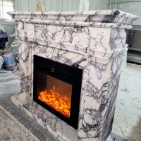 Cheminée en marbre lilas sculpté à la main, design moderne et luxueux, entièrement entourée de pierre naturelle pour la décoration intérieure.