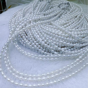 Collier de perles d'eau douce blanches naturelles de 4-5 mm, petite taille, style baroque, cercle presque parfait avec de légères imperfections, forte luminosité - Product Image 2