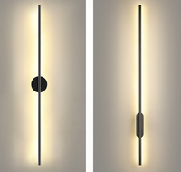Applique murale LED verticale dorée de luxe, luminaire mural moderne pour la décoration de chambre d'hôtel, de salon ou de chambre à coucher