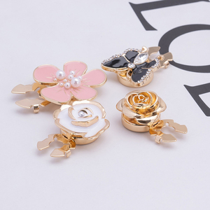 Custom Design di lusso in lega di zinco con gambo con motivo gemello a forma di Clip sulla camicia copri bottone con placcatura per le donne e gli uomini - Product Image 4