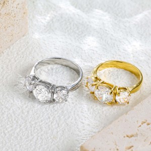 Anillo de Acero Inoxidable Chapado en Oro de 18K con Tres Circonitas - Diseño Clásico de 3 Circonitas, Joyería Versátil para Uso Diario - Product Image 1