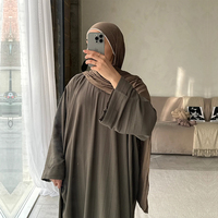 Robe Abaya décontractée 2026 à lignes texturées, coupe chauve-souris, vêtement islamique en polyester respirant et léger pour femme, vente en gros, design personnalisé