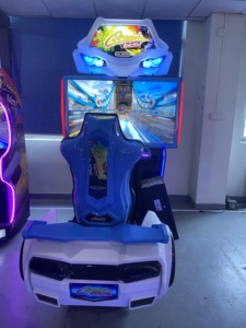Máquina de Carreras Arcade de 42 Pulgadas con Asiento con Movimiento, 1 Año de Garantía, Idioma Inglés - Product Image 1
