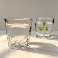 Klassieke Koreaanse Soju shotglaasje, dikwandig, met reliëf, helder glas, met bedrukt logo, geschikt voor Koreaanse bars, pubs, restaurants en thuisgebruik.