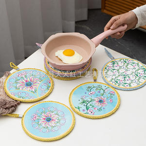 Salvamanteles redondo de cerámica de Quanzhou con diseño floral, antideslizante, aislante del calor, para tazones y tazas. - Product Image 3