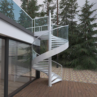 Escalier en colimaçon moderne avec marches en bois, garde-corps en verre, escalier flottant en métal, escalier d'art de luxe pour extérieur