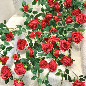 Guirlandes de roses artificielles Qingyu Chronicle, verdure décorative rouge pour plafonds, tuyaux de climatisation, murs de cour - Product Image 3