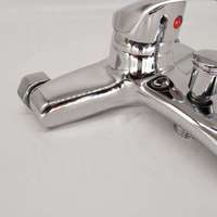 Robinet de salle de bain monotrou de luxe moderne mitigeur mural en zinc chaud et froid avec valve en céramique mitigeur