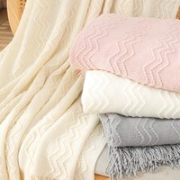 Bonne vente Couvertures tricotées en acrylique à la texture de canapé-lit de couleur unie et de créateur avec logo personnalisé jetés avec pompon