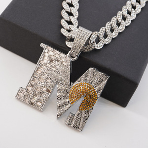 Collana Trendy <span class=keywords><strong>con</strong></span> Ciondolo <span class=keywords><strong>Lettera</strong></span> <span class=keywords><strong>M</strong></span> in Strass Argentati e Catena Cubana Ghiacciata per Uomo, Gioielli Hip Hop Streetwear alla Moda - Product Image 4